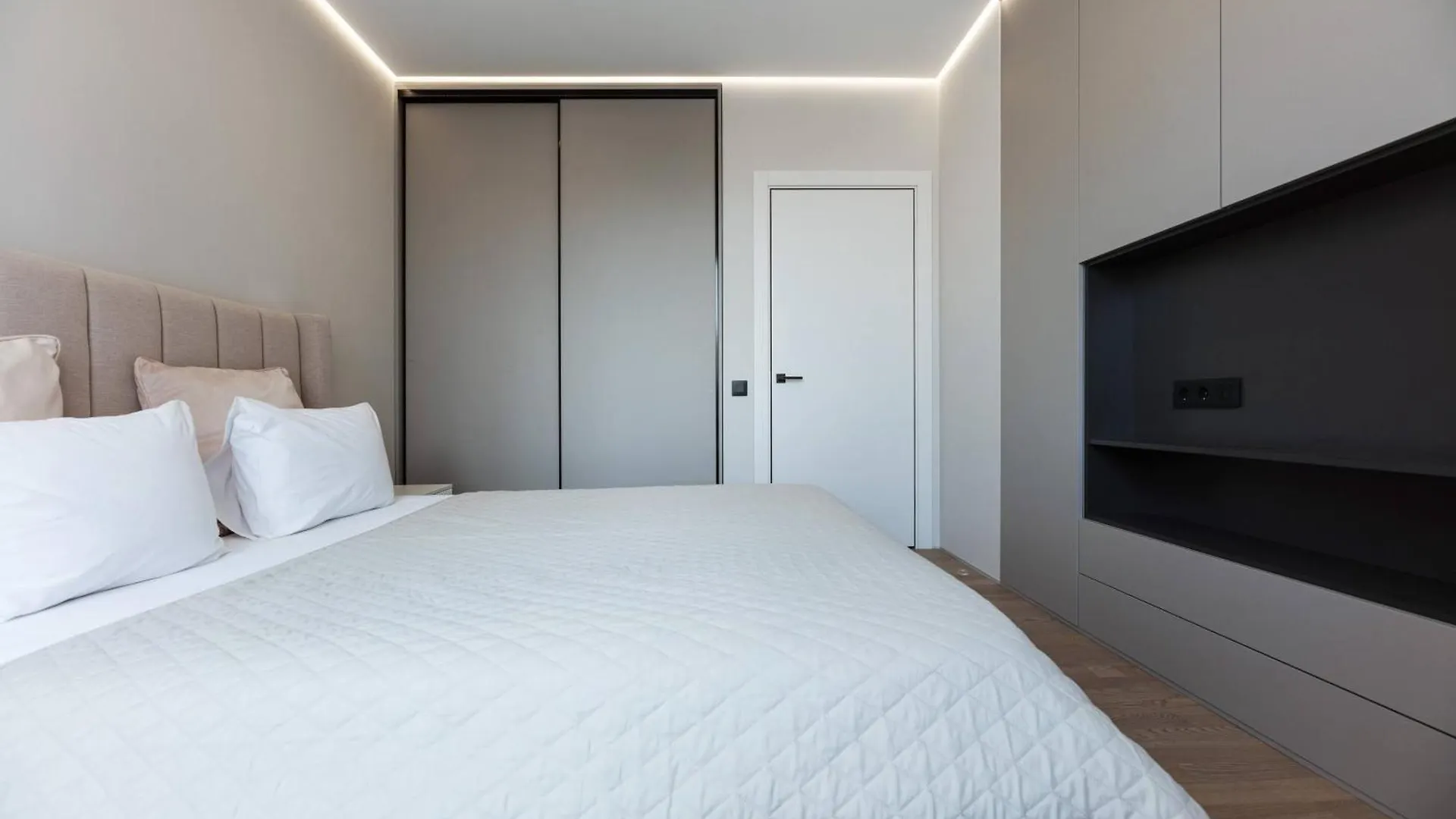 Aparthotel Nyvky Like Home - Файна Таун - Квартира 80 Kyiv